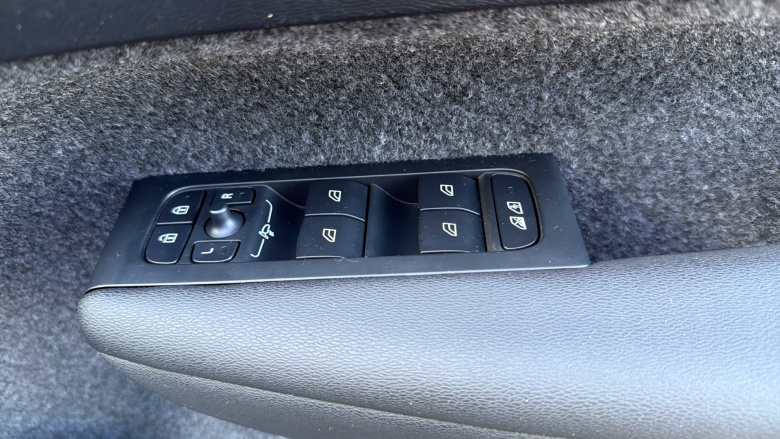 Volvo XC40 2.0 B3P Ultra Dark 5dr Auto Petrol Estate